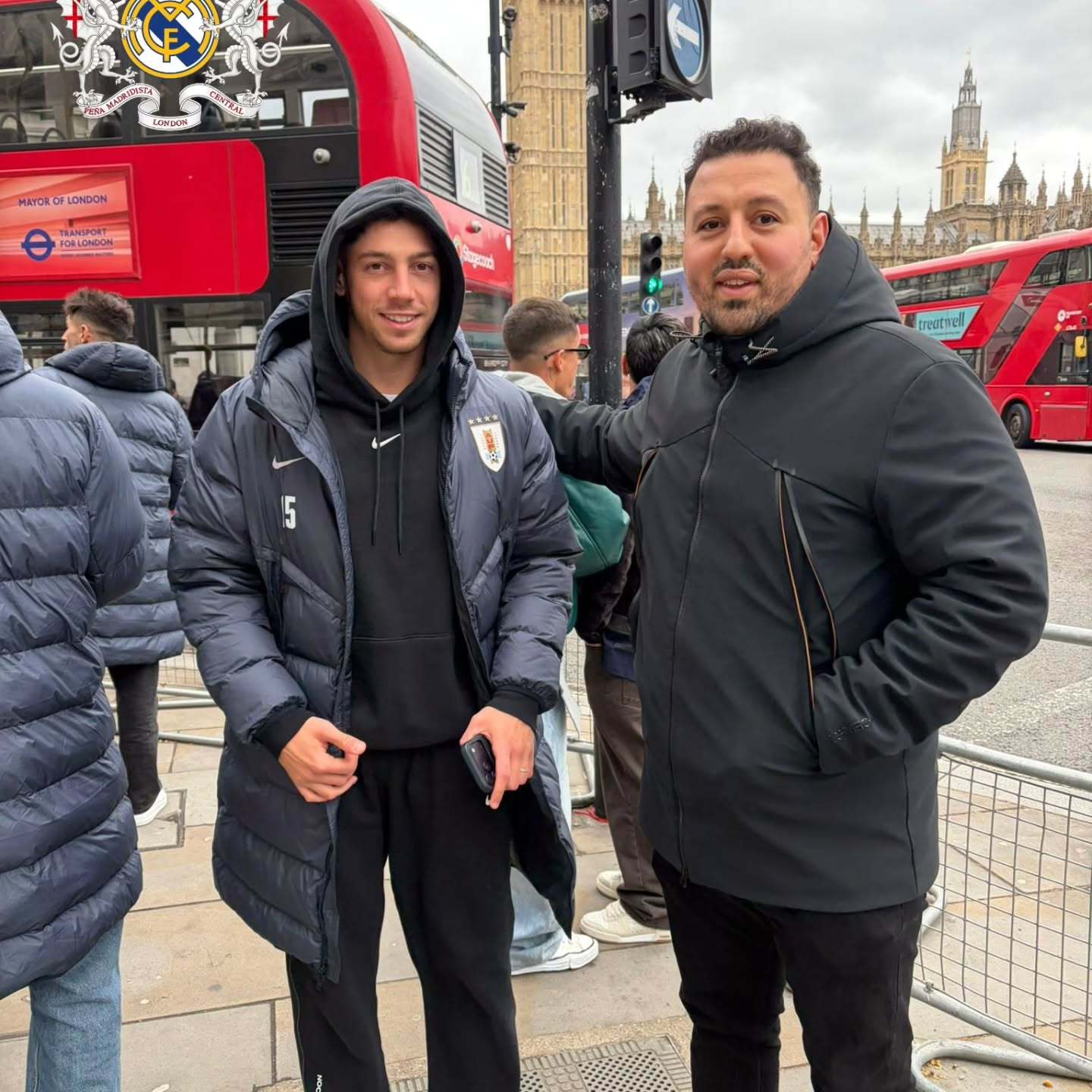 皇马巴尔韦德 抓住一只小🦅自拍好小的脸 