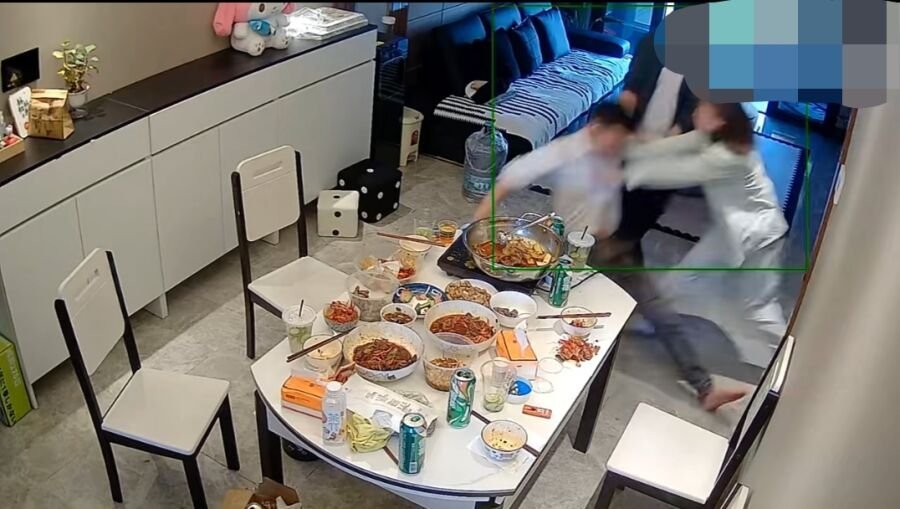 丈夫让穿吊带的妻子给哥们泡水，不关门还嘲笑，妻子怒而动手 