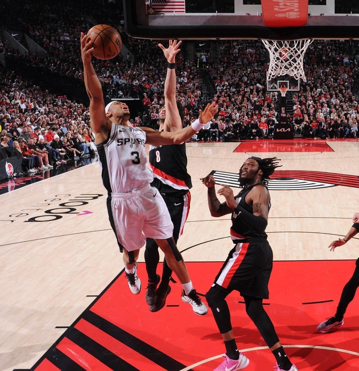 拿到赛点！马刺客场114-93逆转开拓者，大比分3-1领先🎉马刺（3-1）：福