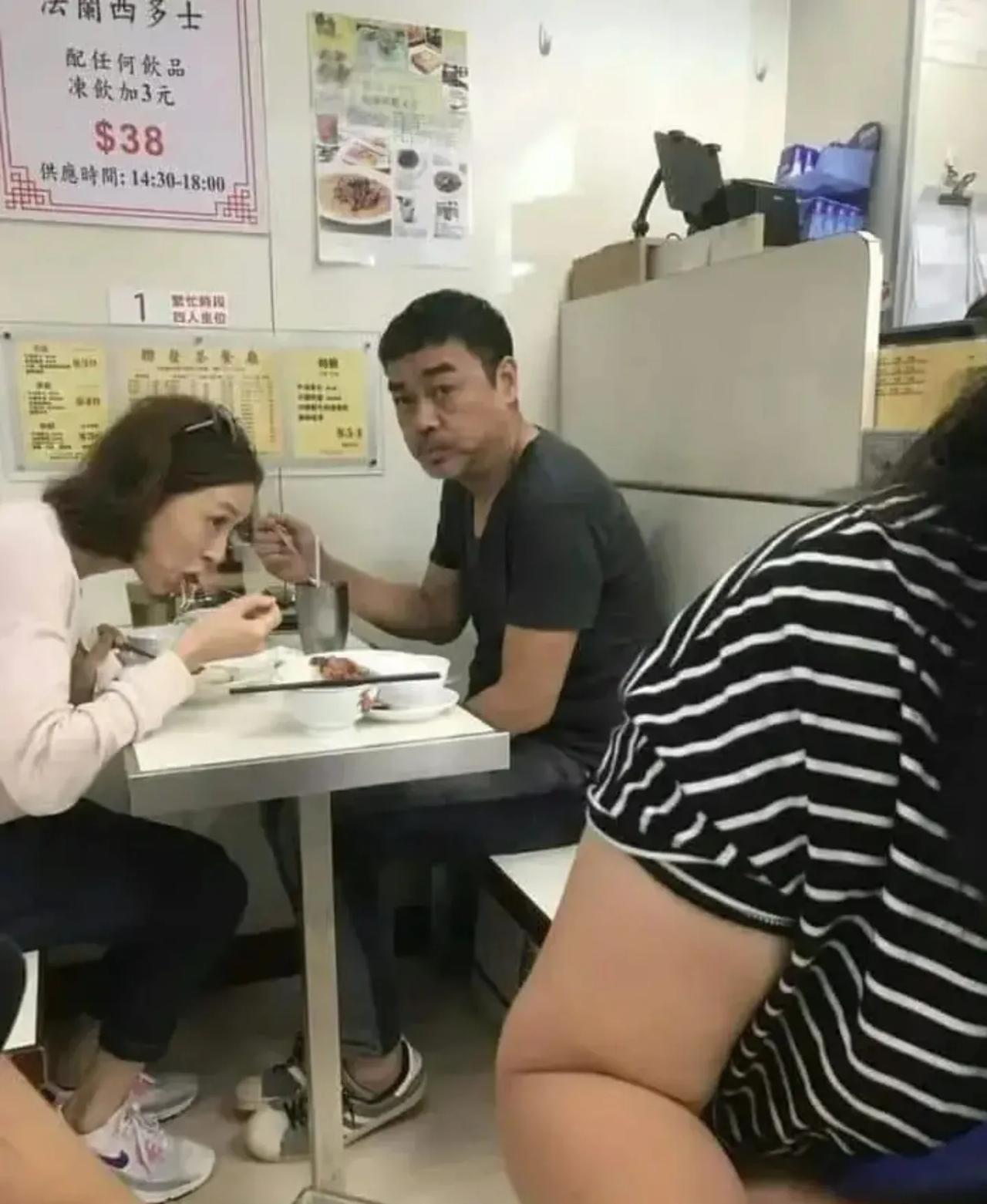 太接地气了，有网友在小餐厅里遇到了影帝刘青云，对方打扮普通，就老百姓一样在小桌子