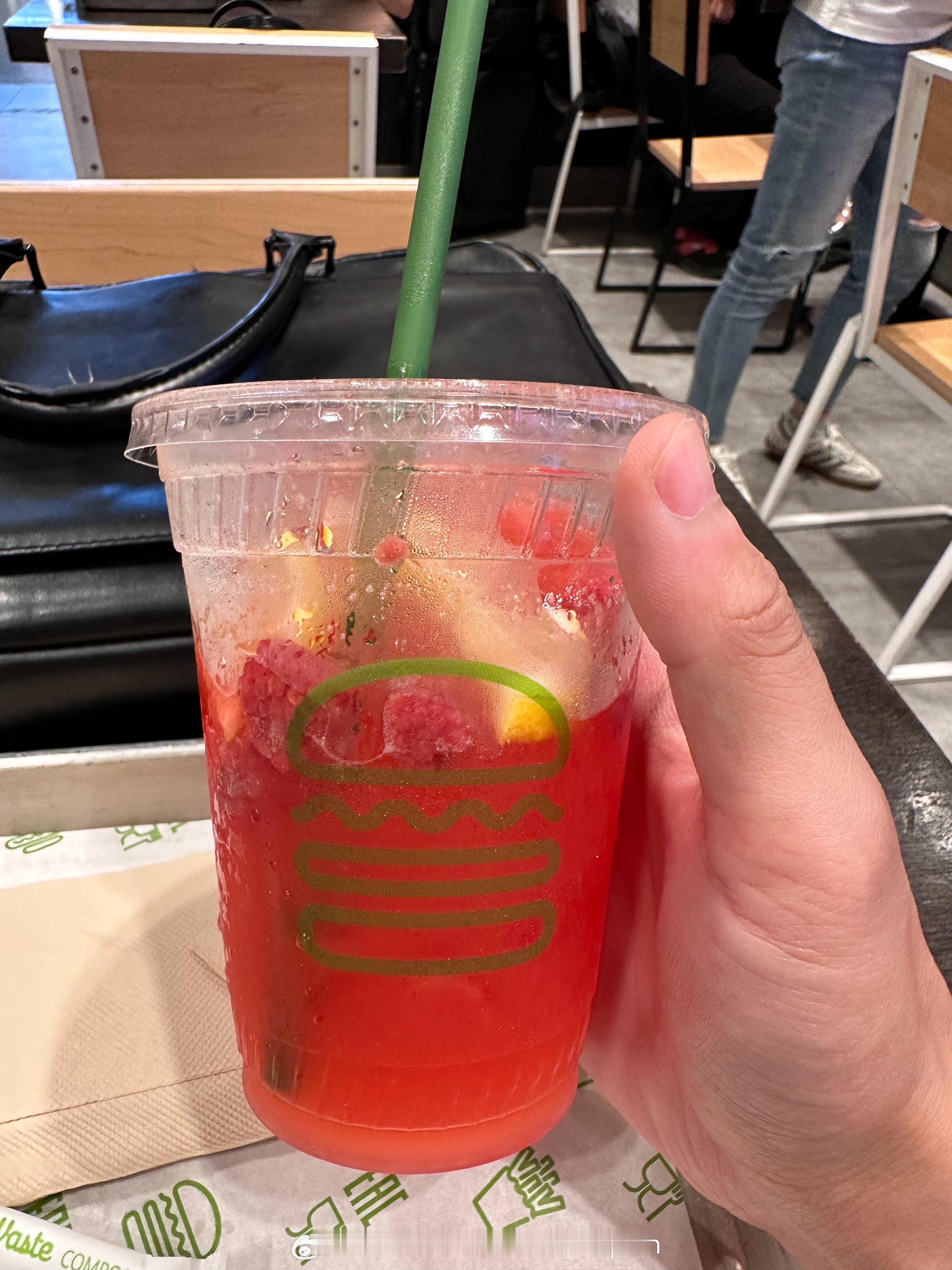Shake shack的气泡水，非常酸涩，喝一口就想到读书时候作业做得差劲被班主