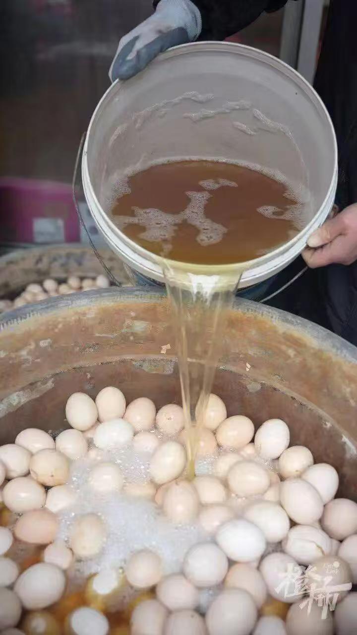 浙江东阳惊现“童子尿蛋美式”：非遗小吃撞上网红咖啡，是博眼球还是真滋补？
近日，