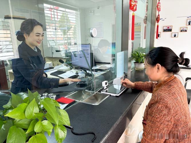 投资理财有風险，慎重去选择投资。
钱存银行还是理财，这问题在当下真让人纠结。现在