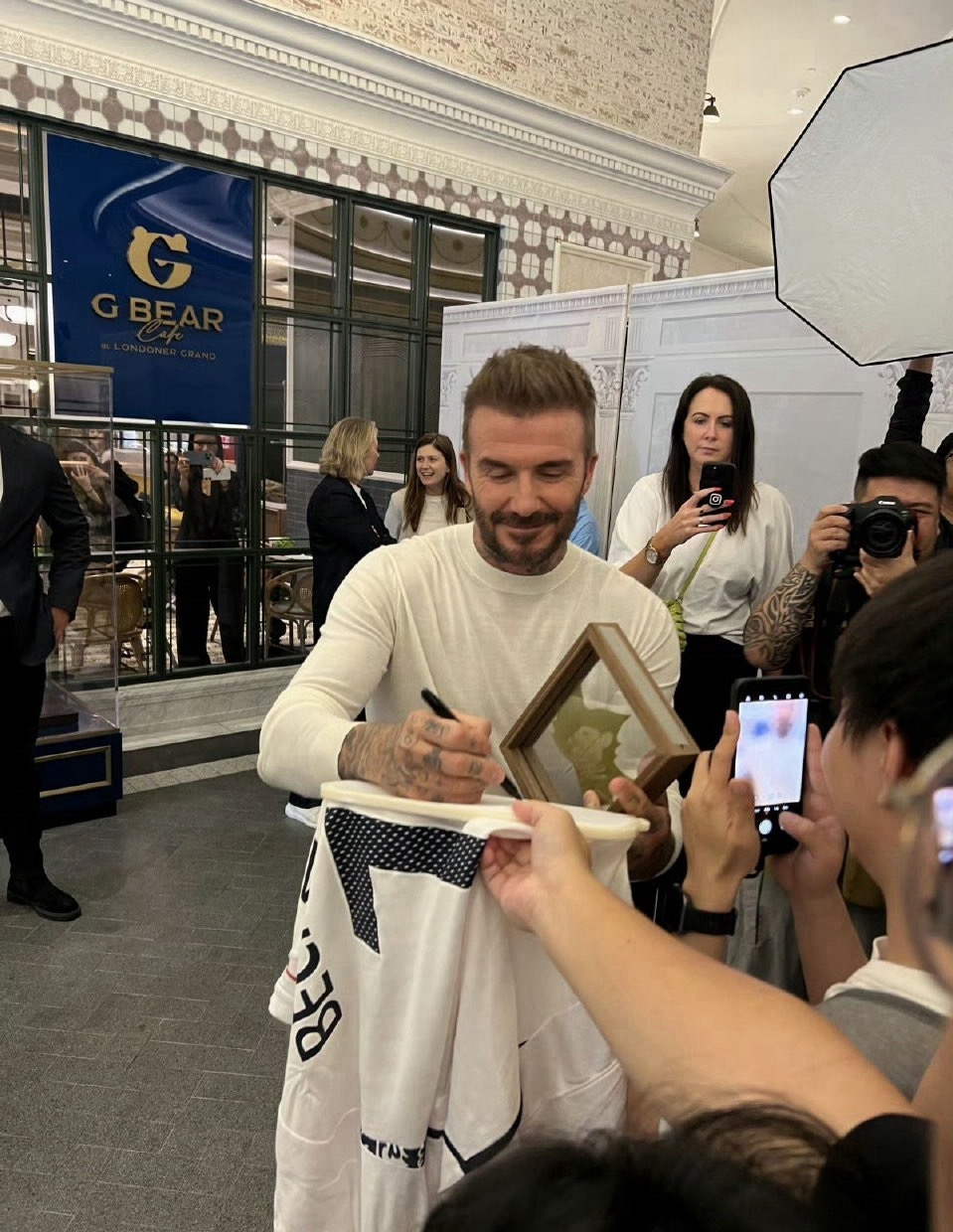 业内人士透露足坛传奇万人迷贝克汉姆将进军AI领域，与中国科技企业展开全球合作，洽