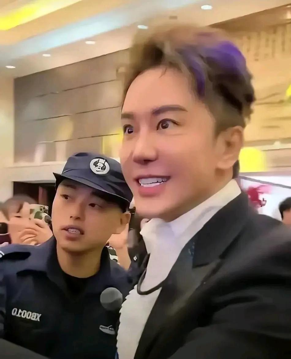 我不理解毛宁也不唱歌了，把脸弄成这样给谁看啊。
看照片他的牙也应该是假的。因为毛