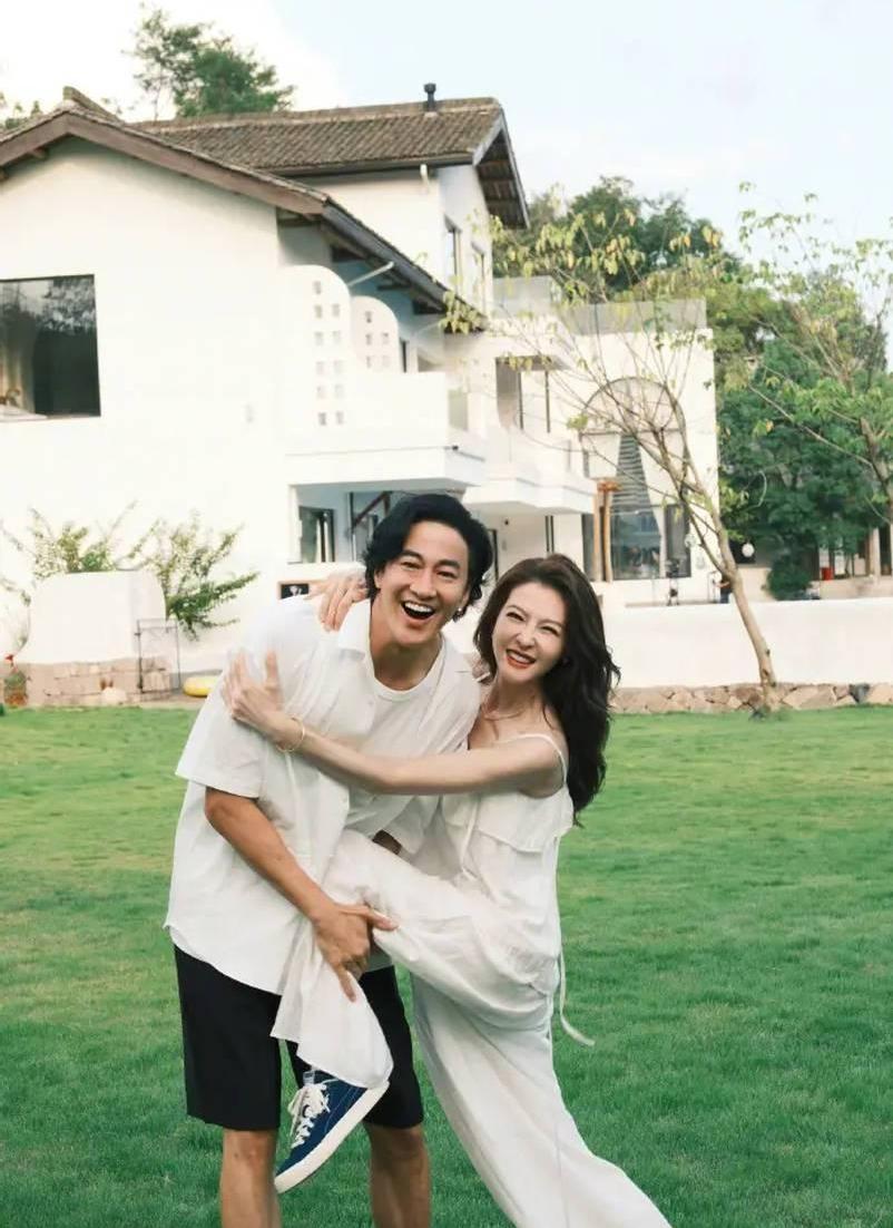 何润东林姵希结婚9年晒照：同款白T笑成一团，这甜藏都藏不住！

何润东跟林姵希晒