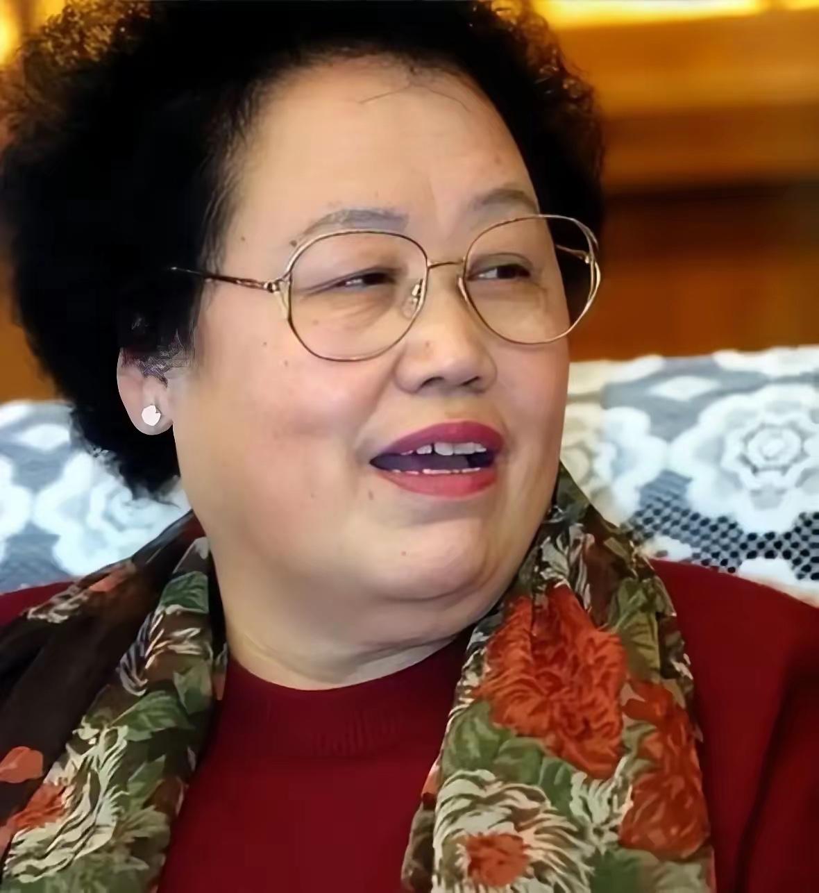 陈丽华离世，要说她这辈子最该感谢的人，我觉得不是老公迟重瑞，而是她那个低调本分的