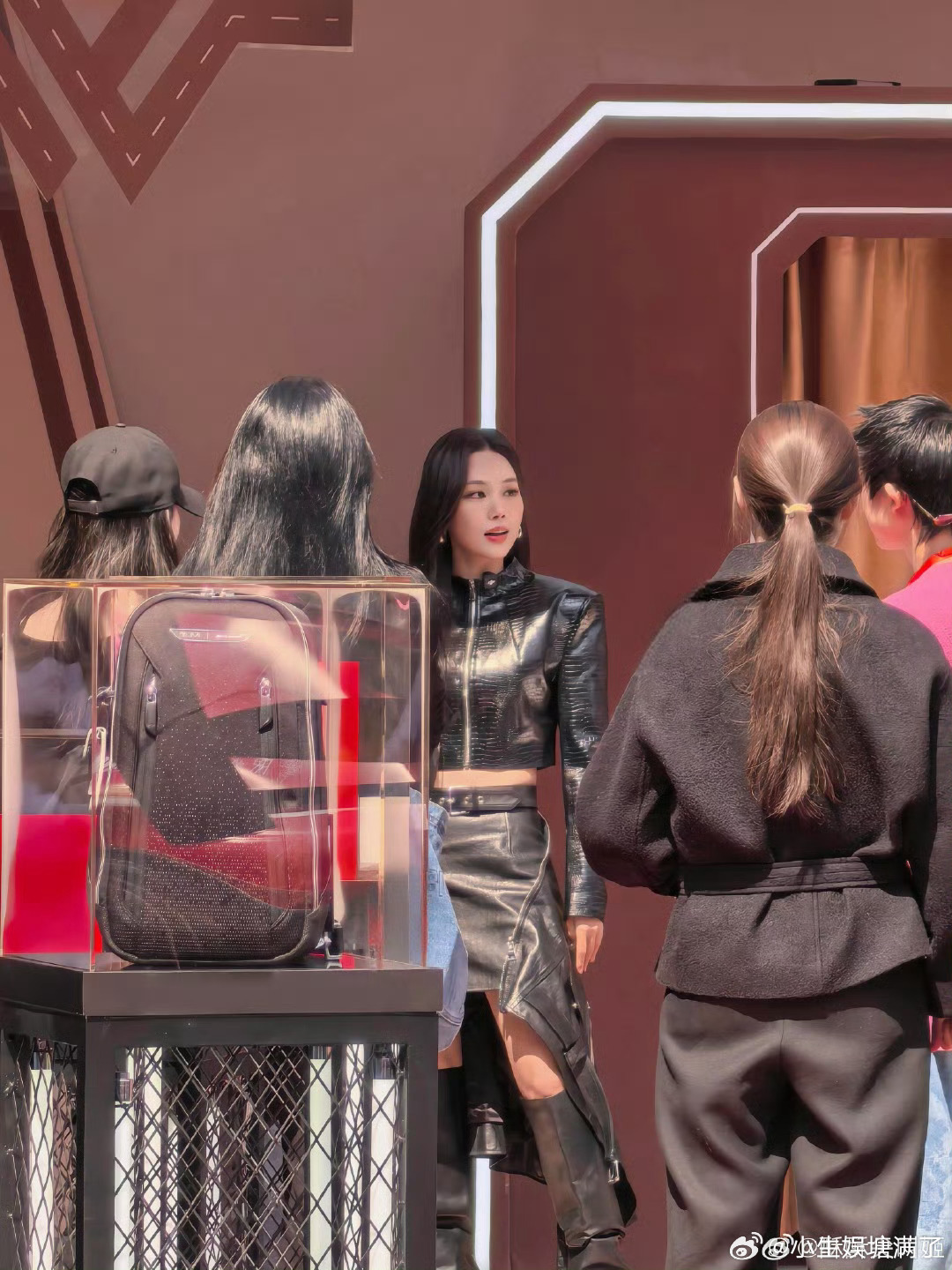 王霏霏赛车服没有不帅的义务 如果说F1是男人的运动，那王霏霏就是来打破定义的。她