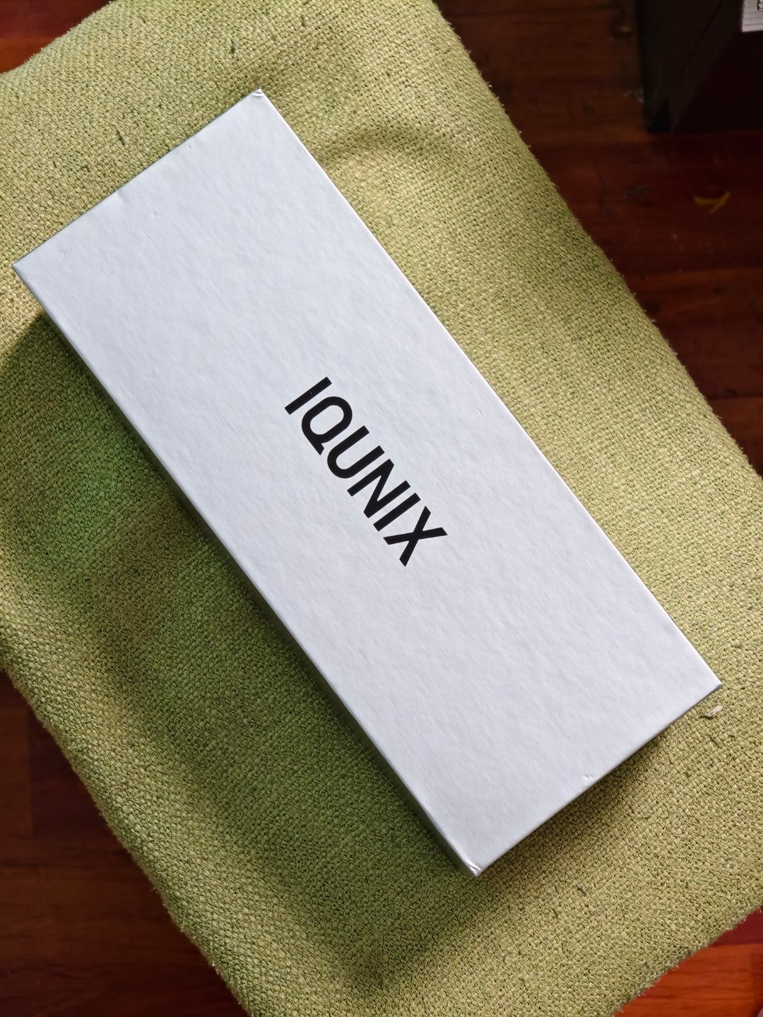 感谢铝厂IQUNIX的新年礼物，是金属铭牌和金属底座香氛[鼓掌] 