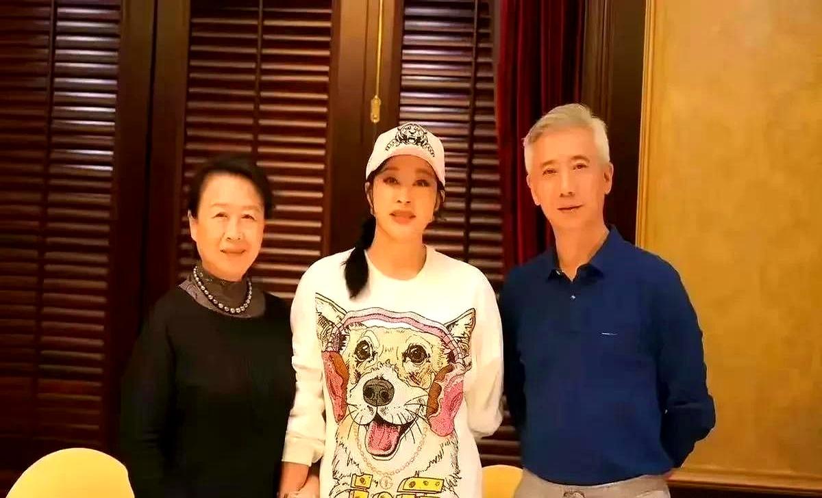 刘晓庆参加同学聚会，和同学状态简直就是两代人。
 

别人都猜她靠整容，但我瞧着