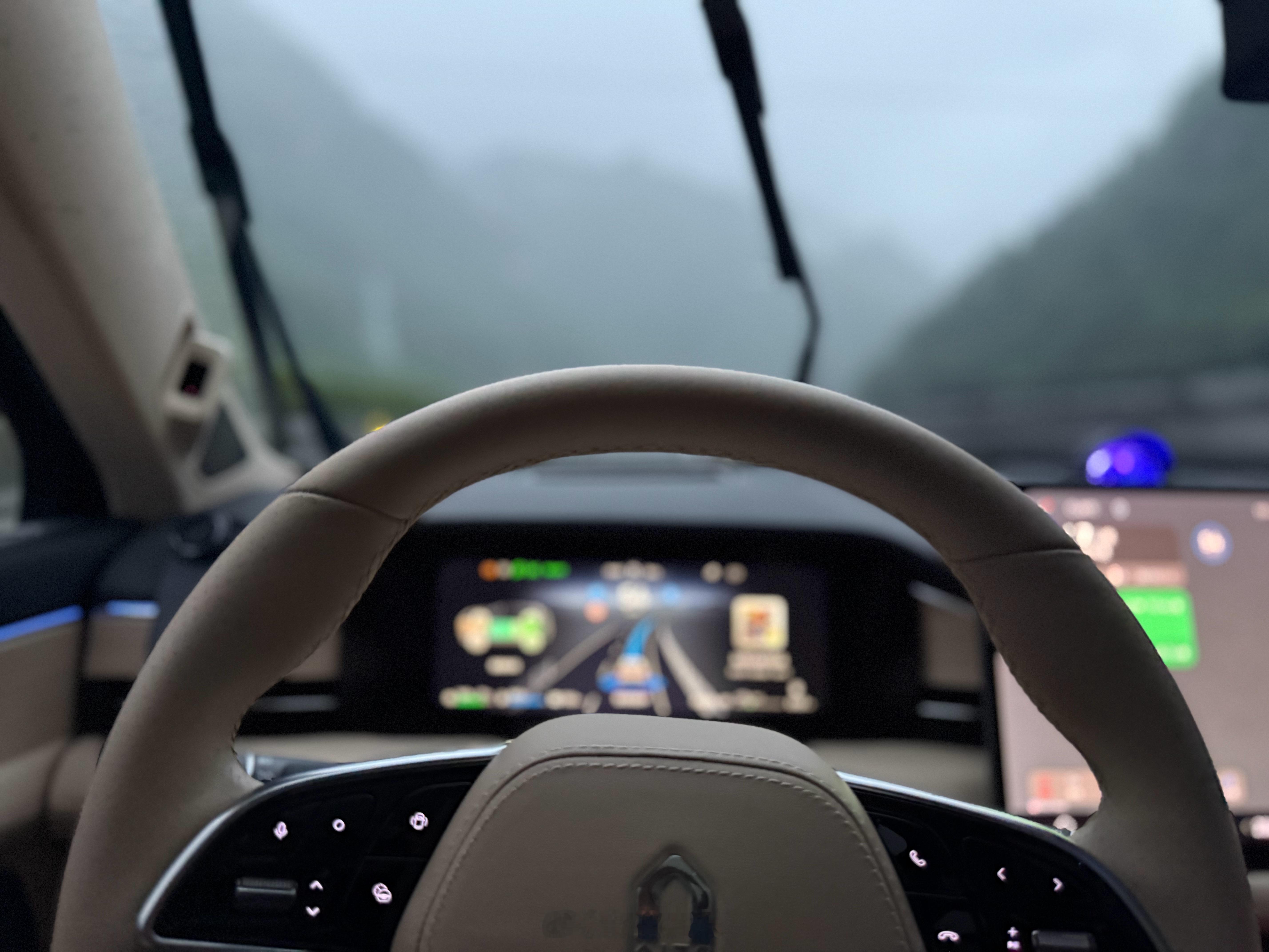 开了一天车，测试了一下大雨情况下的华为智驾，可以放心了，非常的稳  ​​​