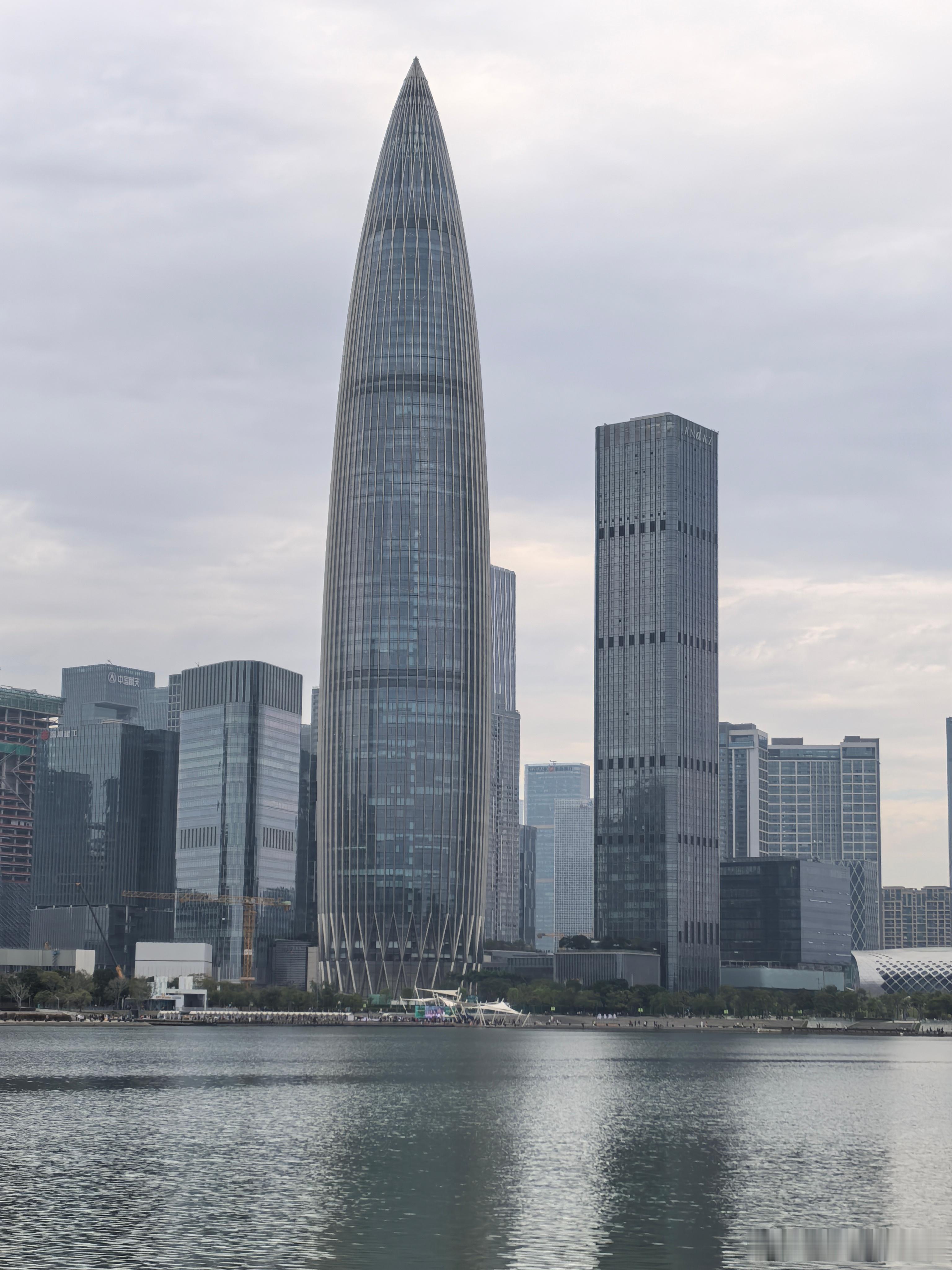 保持着微笑，回馈的是友谊； 付出了宽容，回报的是大气； 对人诚实，交到的是朋友；