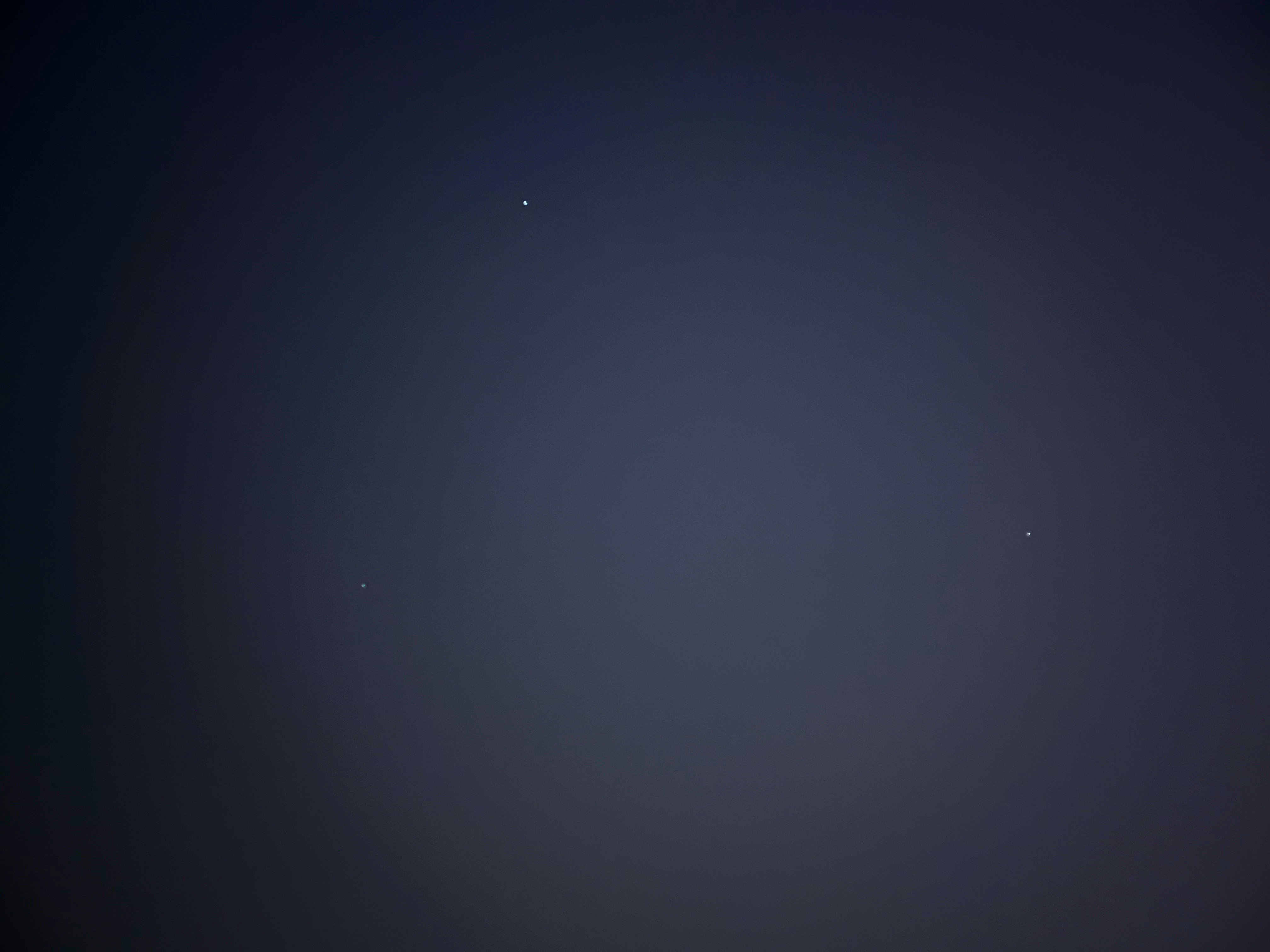 迢迢牵牛星，皎皎河汉女。这两颗相隔星汉清波的亮星，早已照耀过无数的北半球繁夏。在