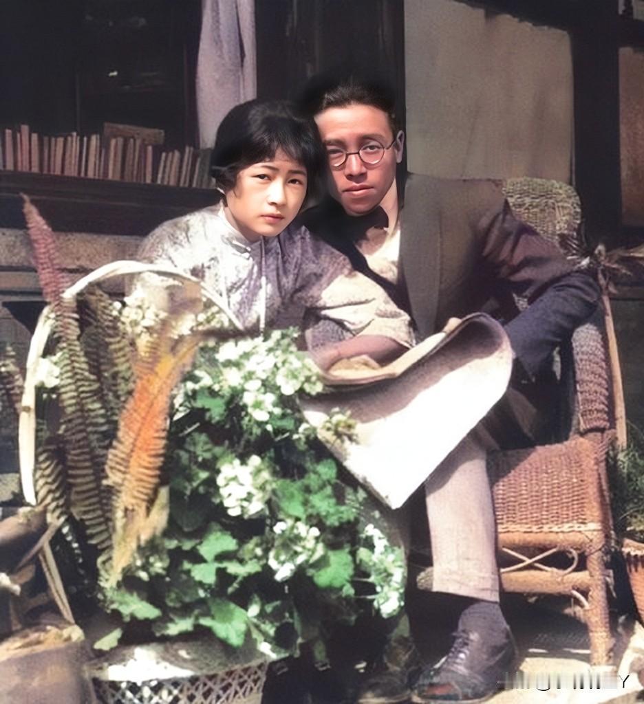 1922年，林徽因与梁思成在北京雪池胡同家中的合影，那时林徽因18岁，沉鱼落雁。