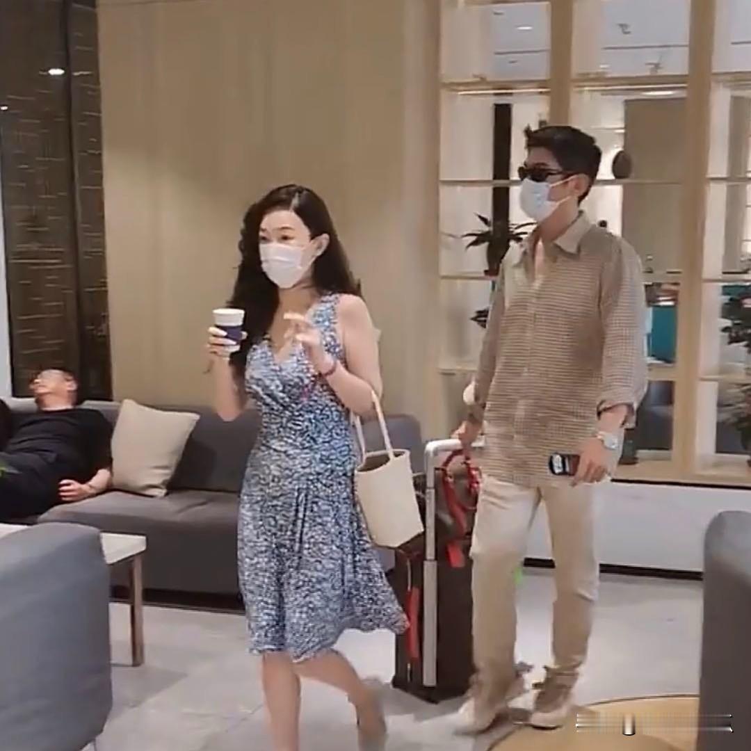 我不羡慕霍思燕有钱
也不羡慕她不用上班
但是我羡慕她和杜江结婚这么多年，不管去哪