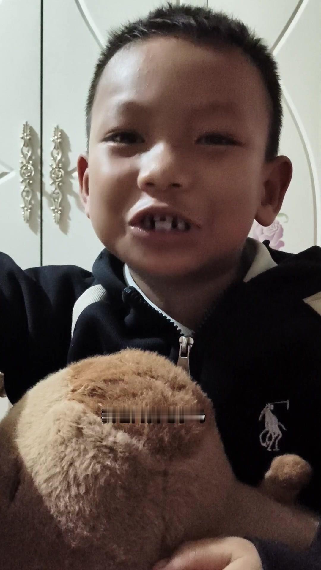 我爸问我吃了吗，我说吃了。他下一句让我崩溃，问吃的啥，我说米饭。他又问菜呢，我说