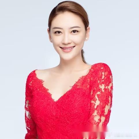 前两天，是陈小春演唱会第一站北京， 唱到一半，现场观众大喊退票， 应采儿发文回应