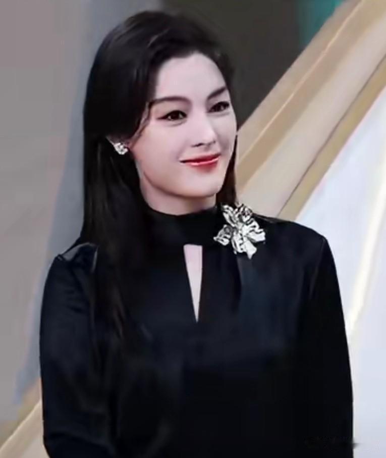 当下内娱圈最亮眼的女星是她——陈丽君！
陈丽君这周“三喜临门”。凭《镖人》阿育娅