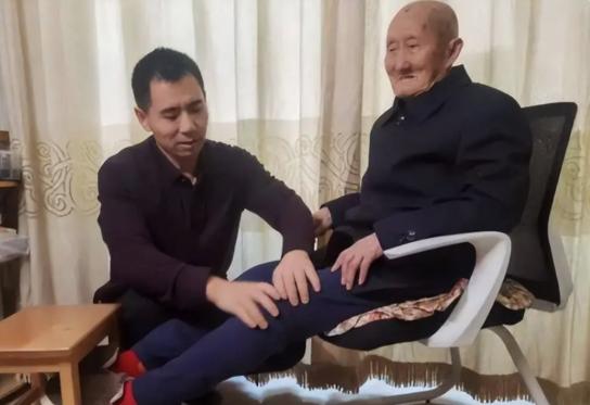 “泪目！”内蒙古一光棍收养两个月大男婴，含辛茹苦把他养大。40年后，男孩当上了武