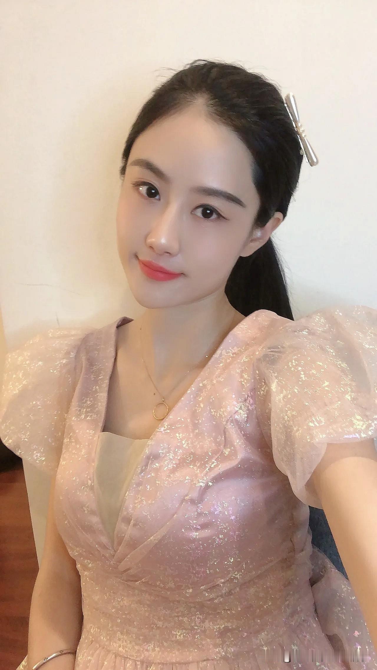 粉衣美人倚，笑语如春风。