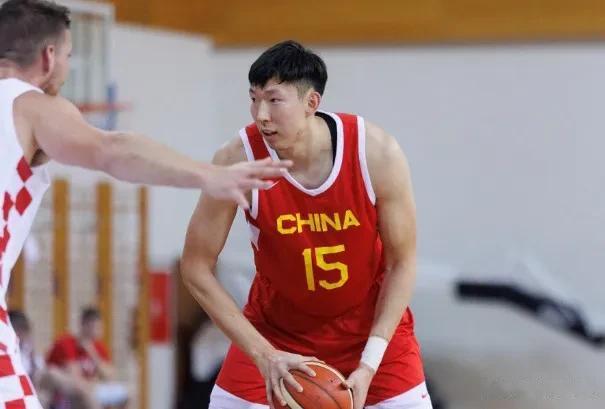 据报道，周琦和新疆男篮一度达成和解，但交易在落实时因CBA规则问题破裂。
与上海