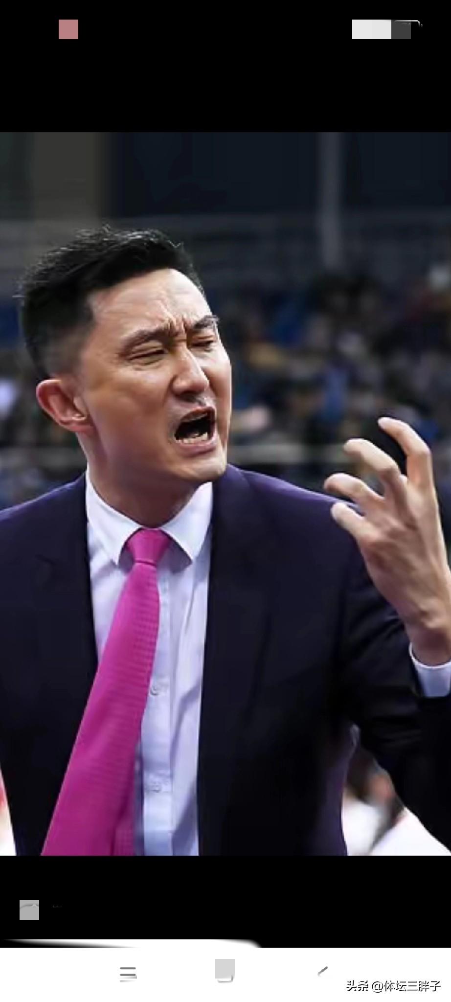 其实杜峰如果下不了课，可能最后活活的把朱芳雨给逼下课了。广东男篮这几年站在了舆论