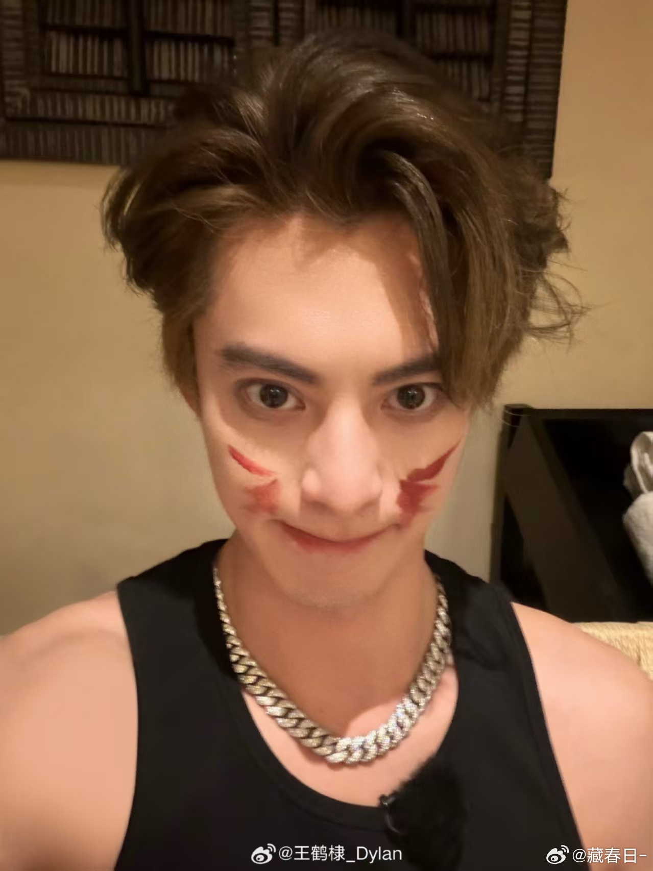 王鹤棣亲爱的客栈营业自拍王鹤棣向你发来一组亲爱的客栈自拍🤳🏻，请查收～～～ 