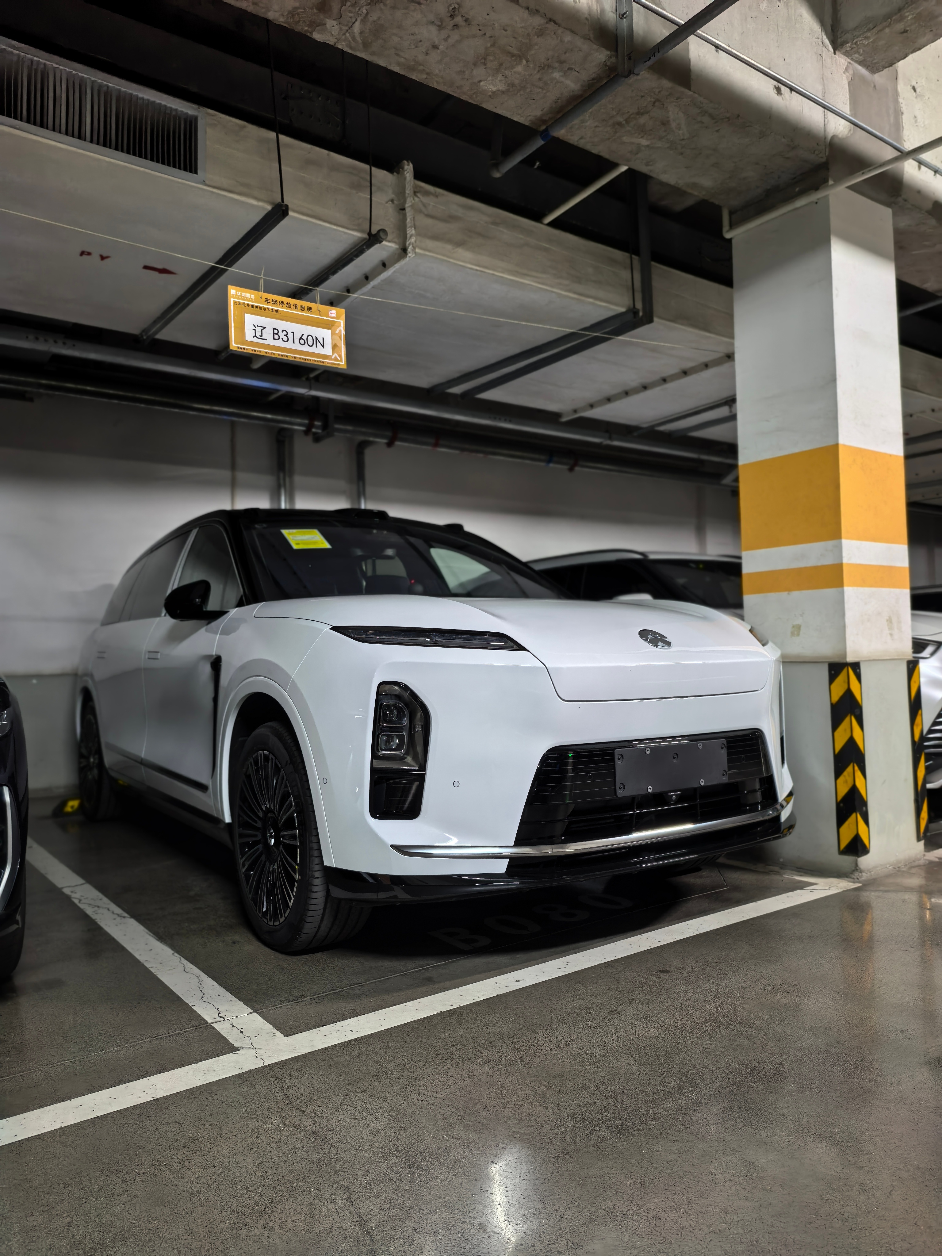 ES8 昨天提完车带孩子跑了 80km，有几点小体会跟大家分享下。1.外形漂亮，