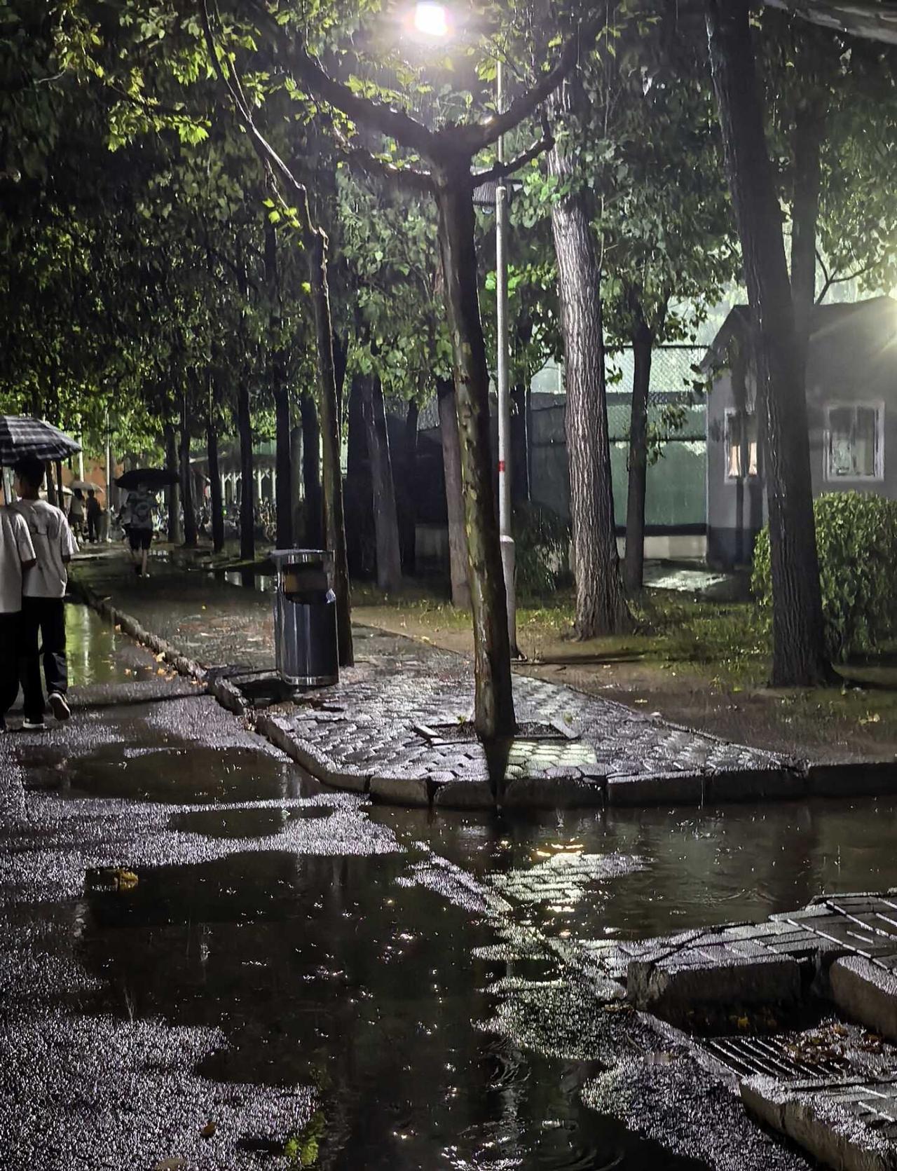 天津一夜入秋
气温骤降十多摄氏度，太奇妙了一场秋雨一场寒 又是一个秋 这个秋天好