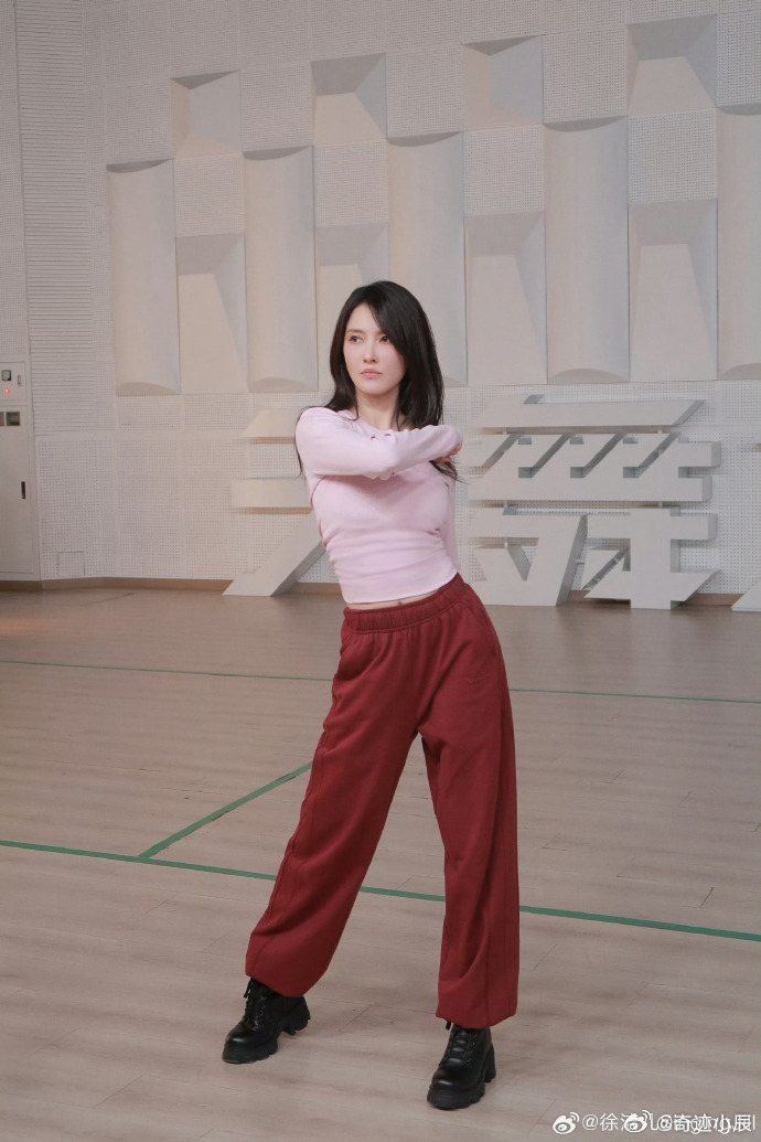 谢娜想和徐洁儿跑马拉松   徐洁儿唱歌跳舞创作全能，还热爱马拉松，谢娜当场喊话想