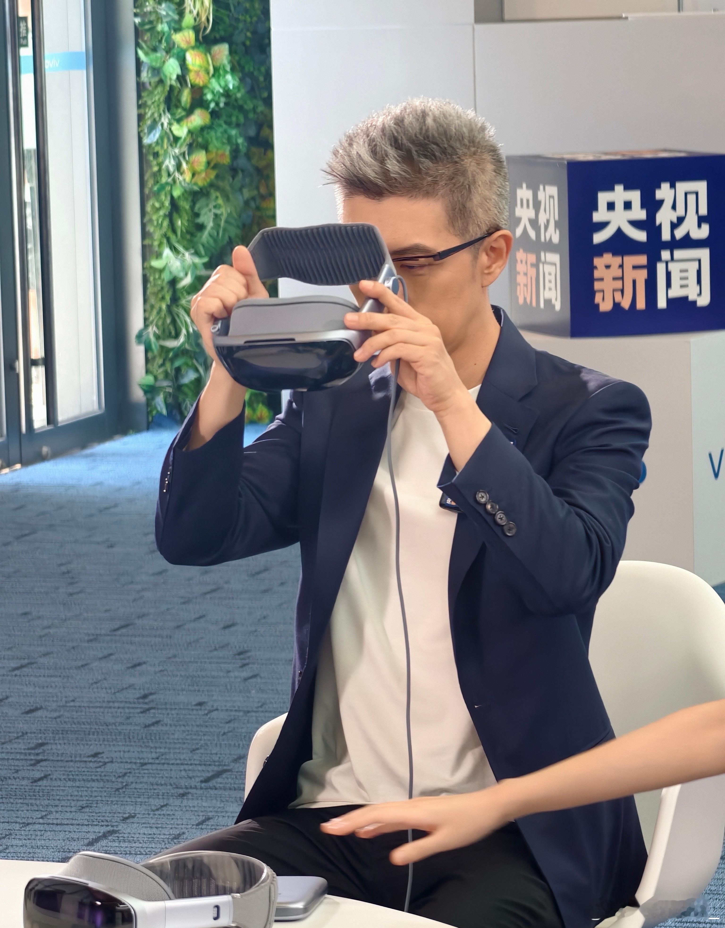 [哆啦A梦吃惊]vivo的vision ？还是朱广权老师在试戴？！蓝厂你什么时候