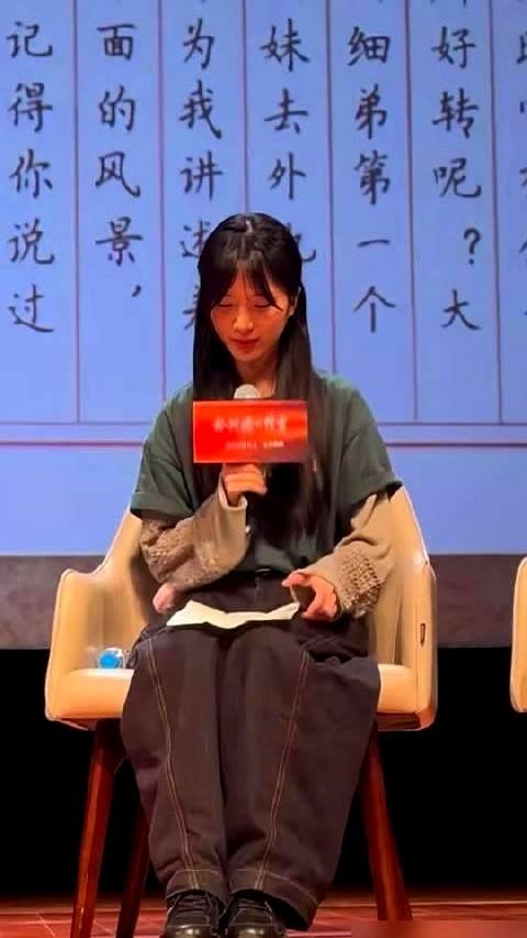 北大讲堂里，一个女学生念台词念到一半，突然泣不成声，底下坐着的满场学生跟着哭成一