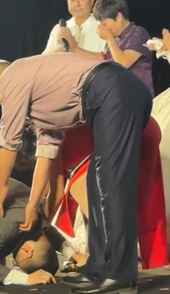 “狠狠打了捞女的脸！”新郎爸爸癌症晚期，新娘家妈妈知道后，主动退回了全部彩礼，并