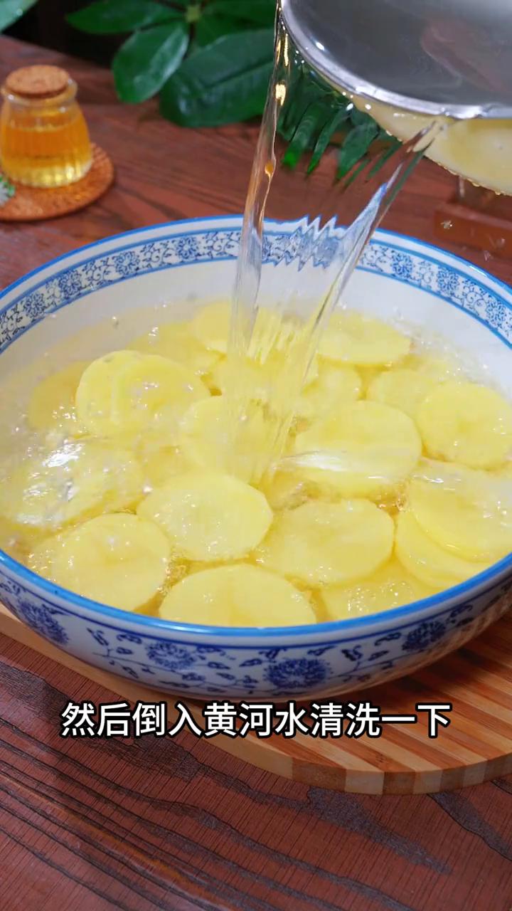 我是万万没想到，把土豆倒进滚烫的开水中出锅瞬间就是最近网上很火的土豆新吃法，五秒