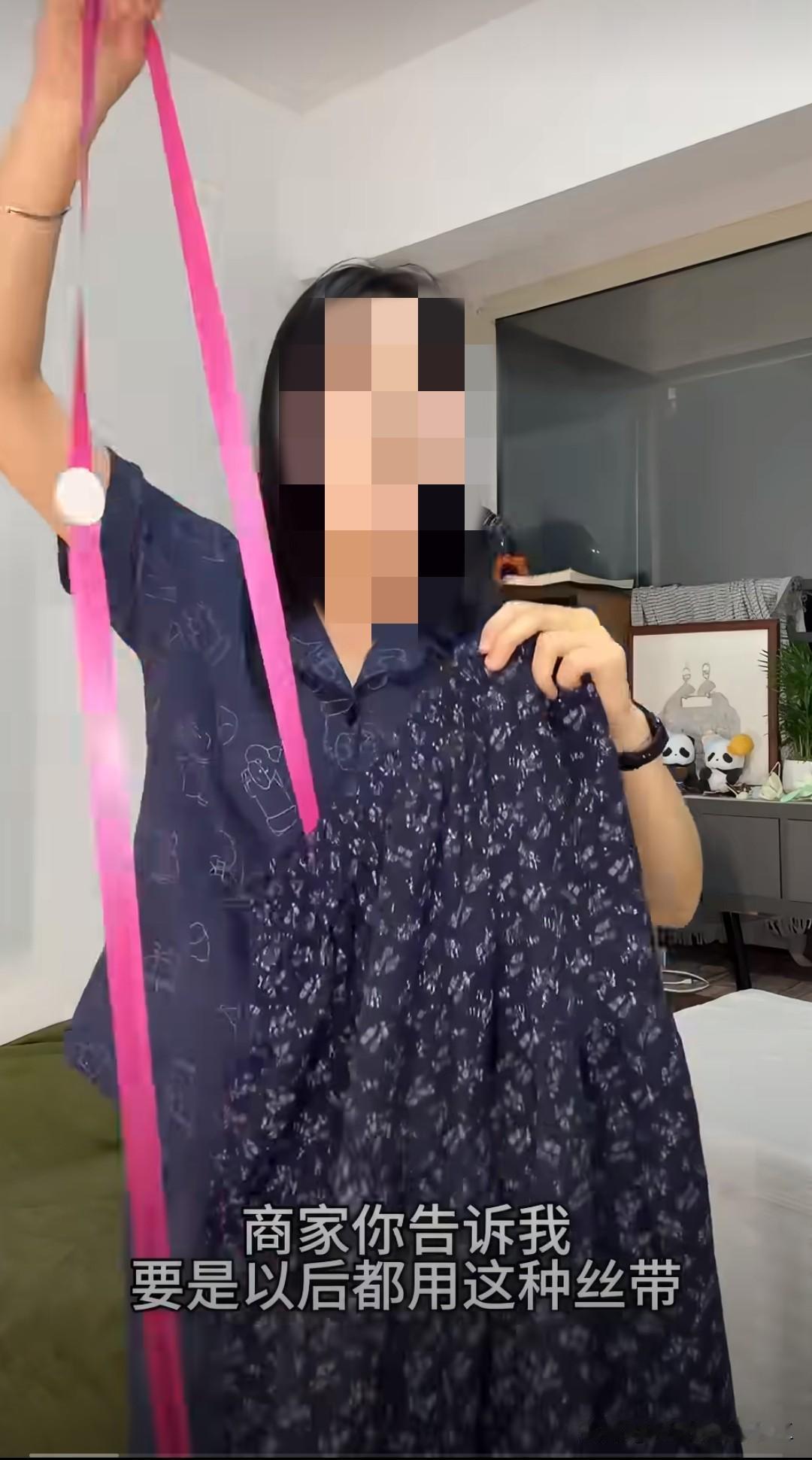 巨型吊牌也防不住白穿党，女装开始用超长丝带防拆，而且颜色很鲜艳，能防住嘛？