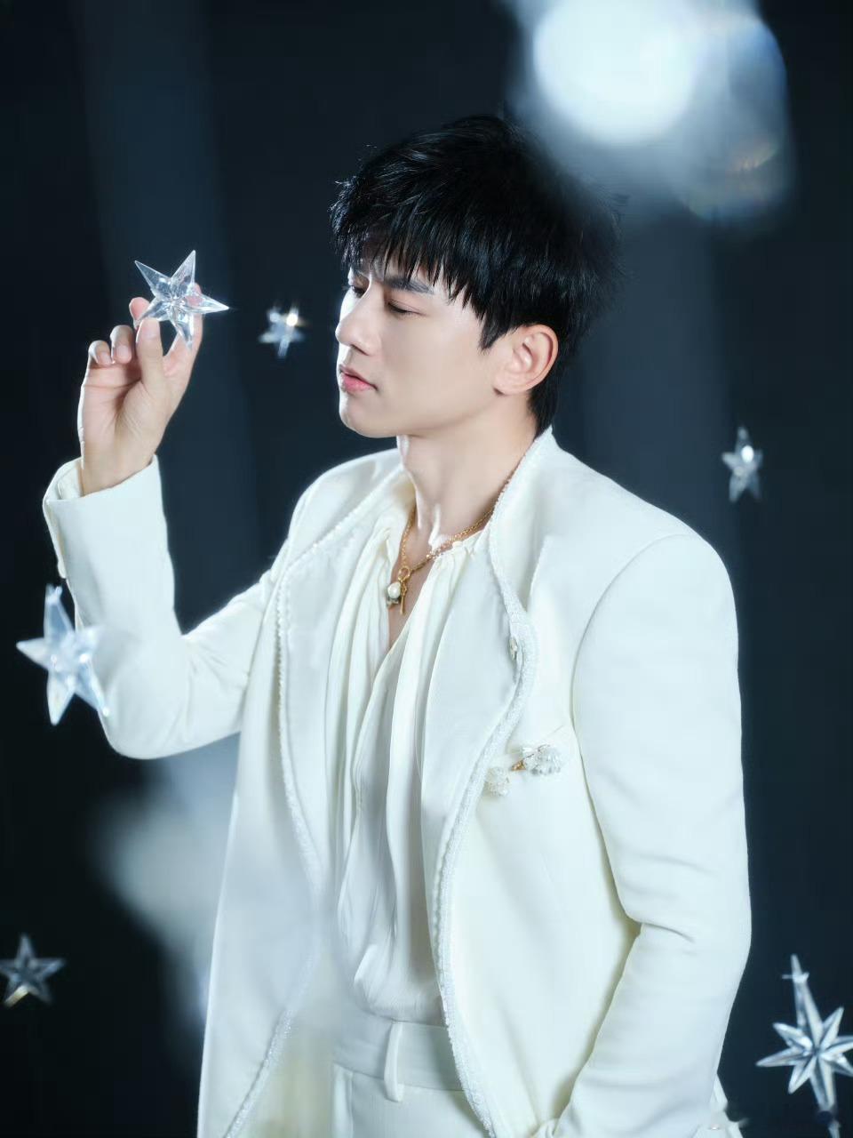 越岁月，追寻神州山河的热爱回响。