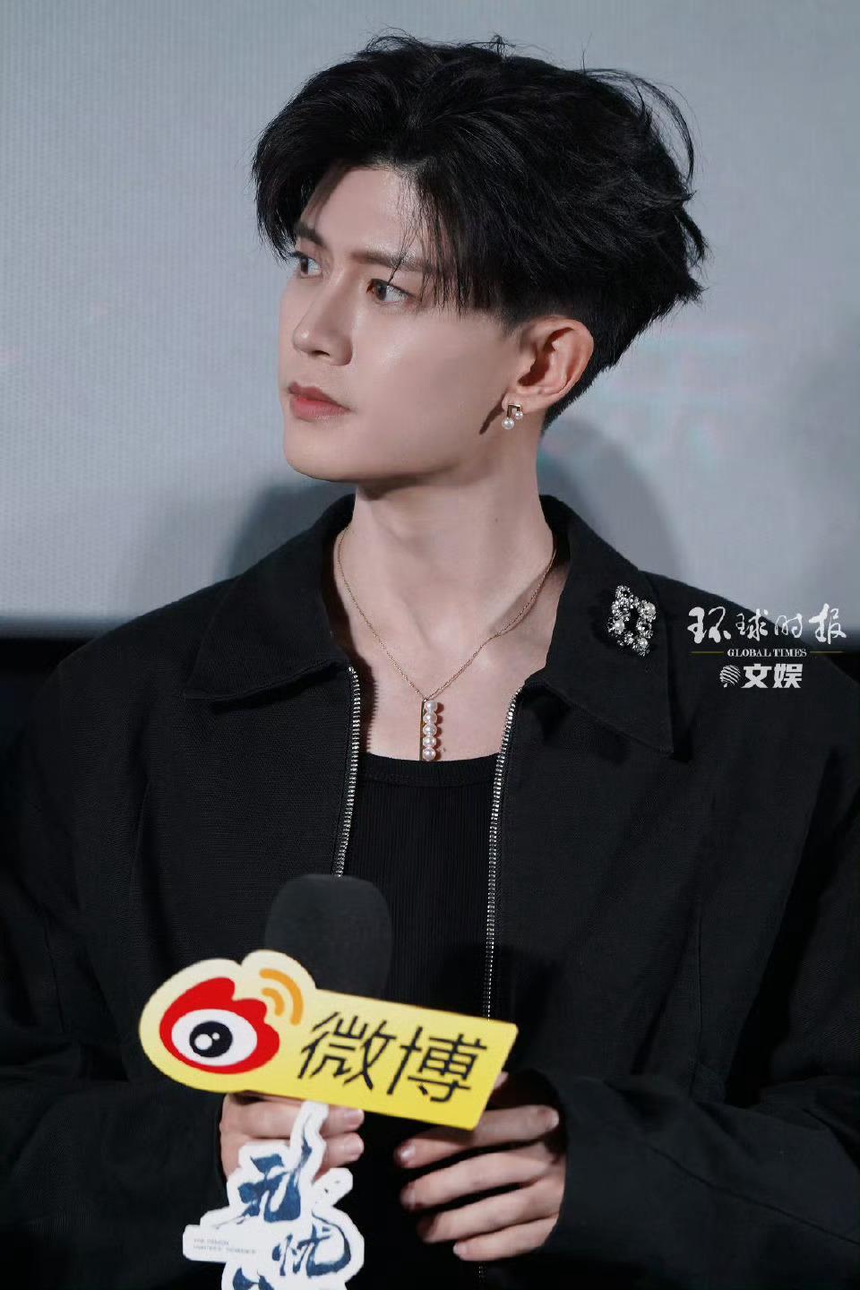 任嘉伦扶着林玉芬导演入场耳环太蛊了 ​​​