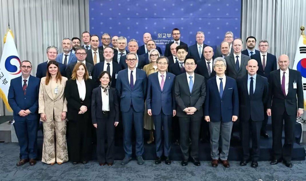 要高度警惕日本强行走上乌克兰的老路!
近日北约30国驻布鲁塞尔大使集体跑到日本，