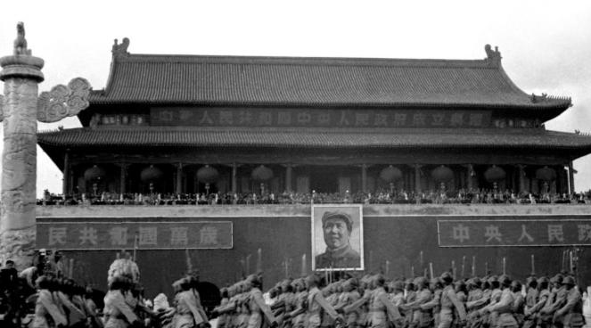 开国大典前夕，总理拿着方案请示：“主席，礼炮鸣几响？”主席轻掸烟灰，目光如炬：“