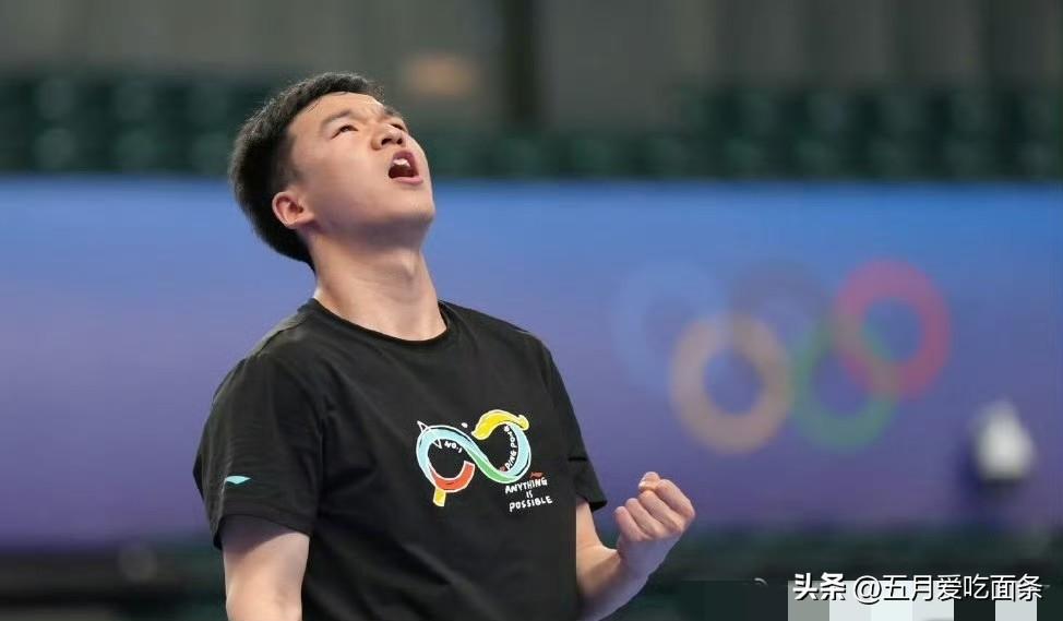 向鹏连赢陈俊菘、陈垣宇，获得世乒赛第二轮选拔赛的参赛名额。
梁靖崑则在今天下午的