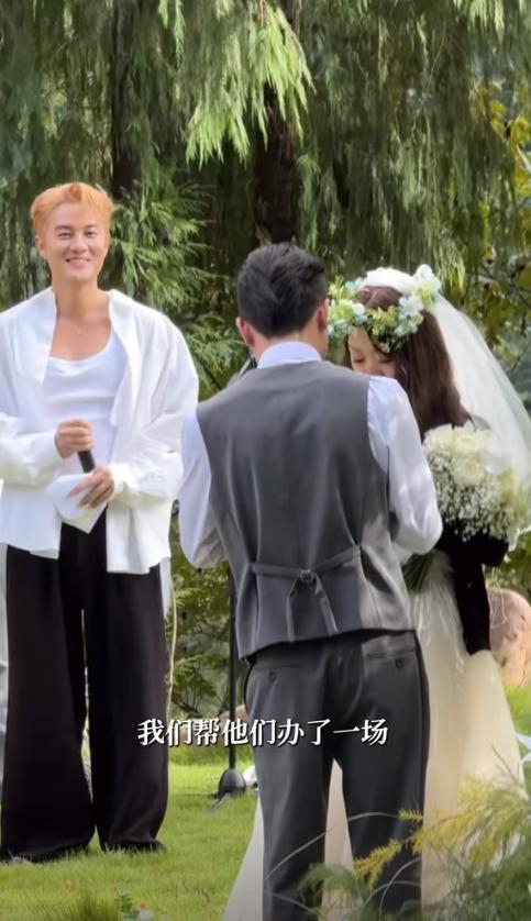 【#吴克群回应帮癌症晚期女孩办婚礼#：希望可以成为她的“止痛剂”】10月11日，
