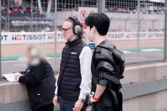 #龚俊直播采访说英文#看到他穿着皮衣在挥旗，接着又去环法摇铃，真的被燃到了！直播里随口说的那些英文，