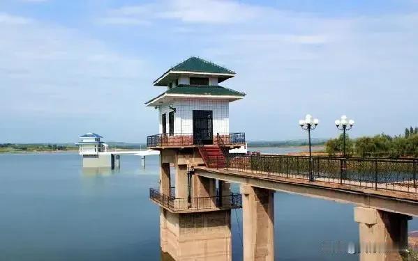 《黎明的河边》是根据著名作家、画家峻青老前辈的短篇小说《黎明的河边》改编成的电影