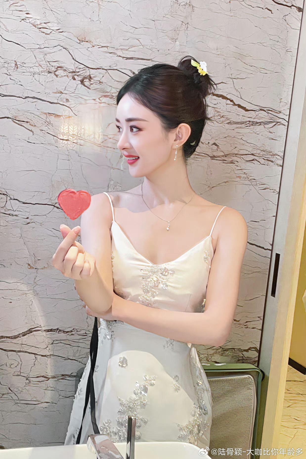 赵丽颖正能量 zly赵丽颖 人生最大的喜悦，就是遇见彼此同频道的那一盏明灯，你点