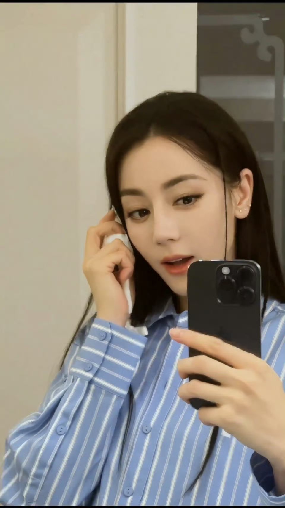 粉丝说迪丽热巴拿的海螺是贺思慕借的哈哈哈不要太好笑了 ​​​
