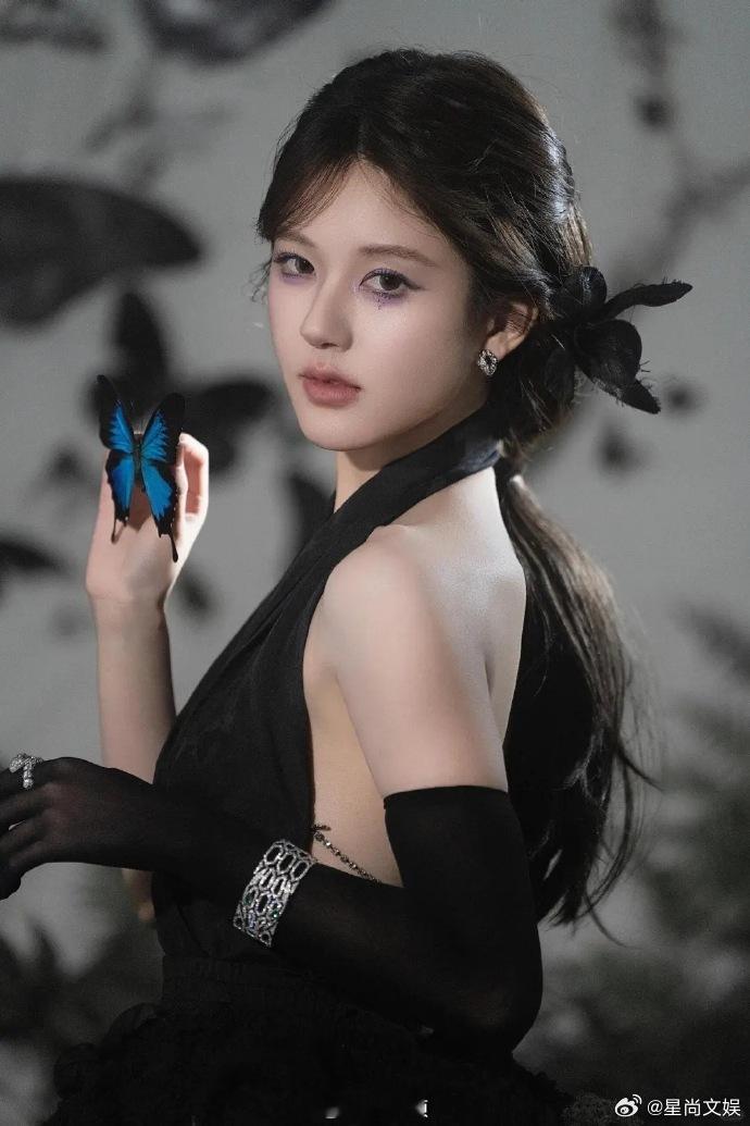 #赵露思蝴蝶隐喻#赵露思和蝴蝶之间有着奇妙的联系。她的气质如蝶般轻盈灵动，纯洁得