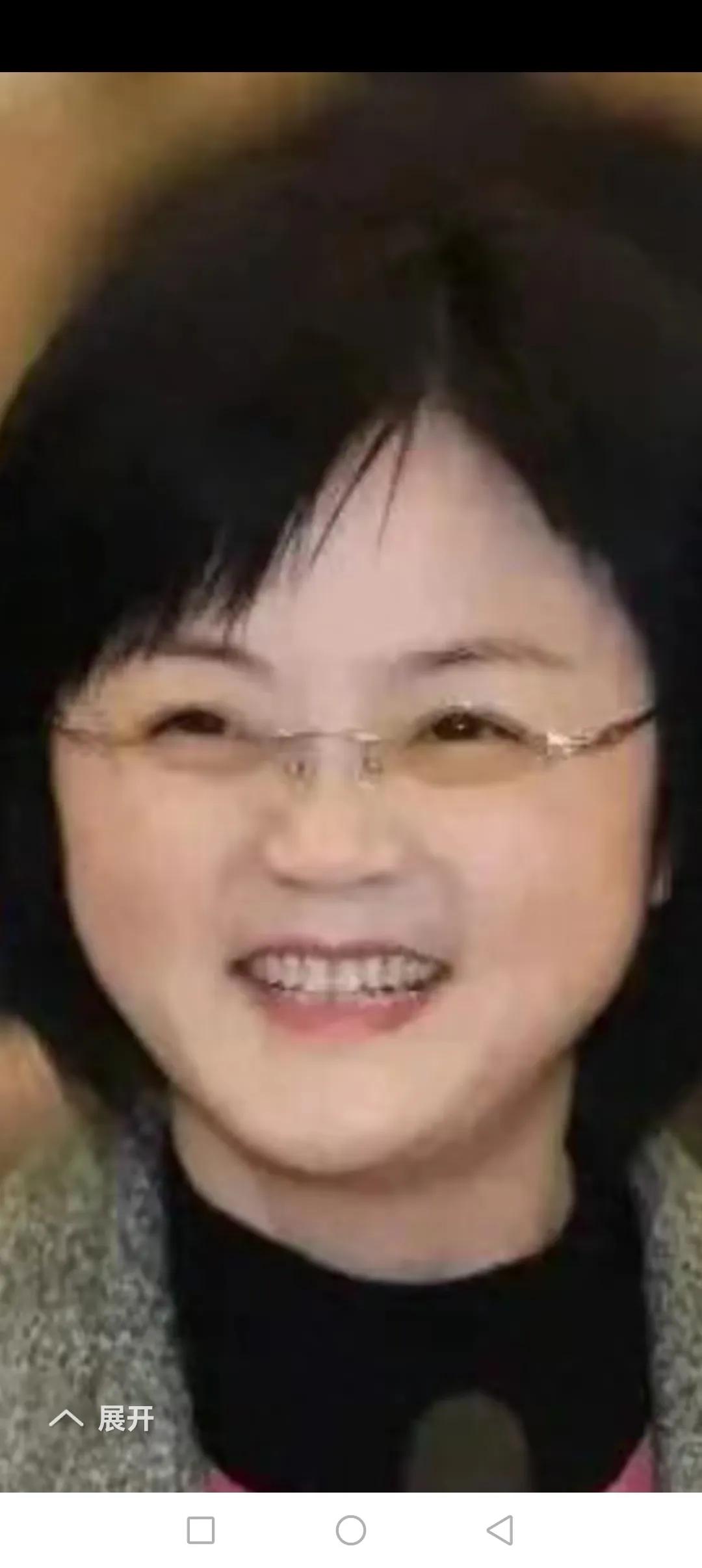 这个女人不简单，
脸蛋圆润小眉眼。
只看官运青云飞，
，，，，，，，，
最后一句