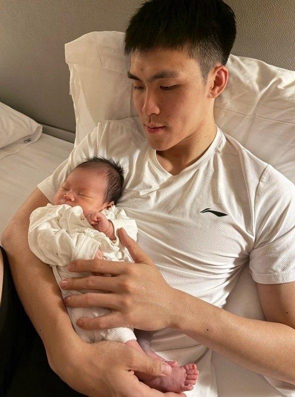 庞峥麟和新出生的孩子第一次开心见面，为了国家队的比赛错过了陪产令人感动。

7月