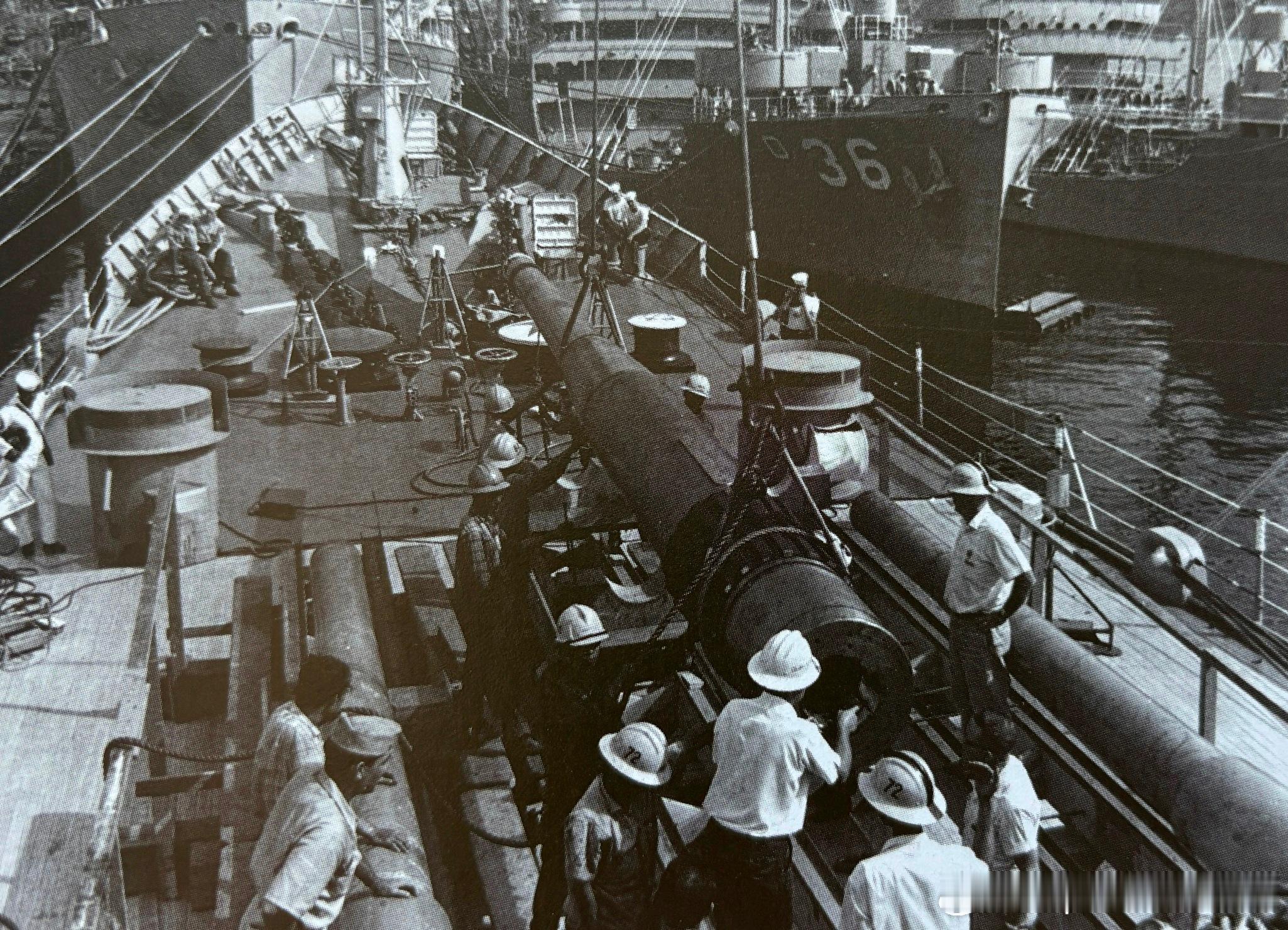 1967年苏比克湾船坞维修设施的工人正在维修CAG-2 USS Canberra