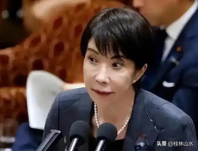 8月15日，日本武道馆这场戏，真是看得人后背发凉。

高市早苗这回是真“精”，人